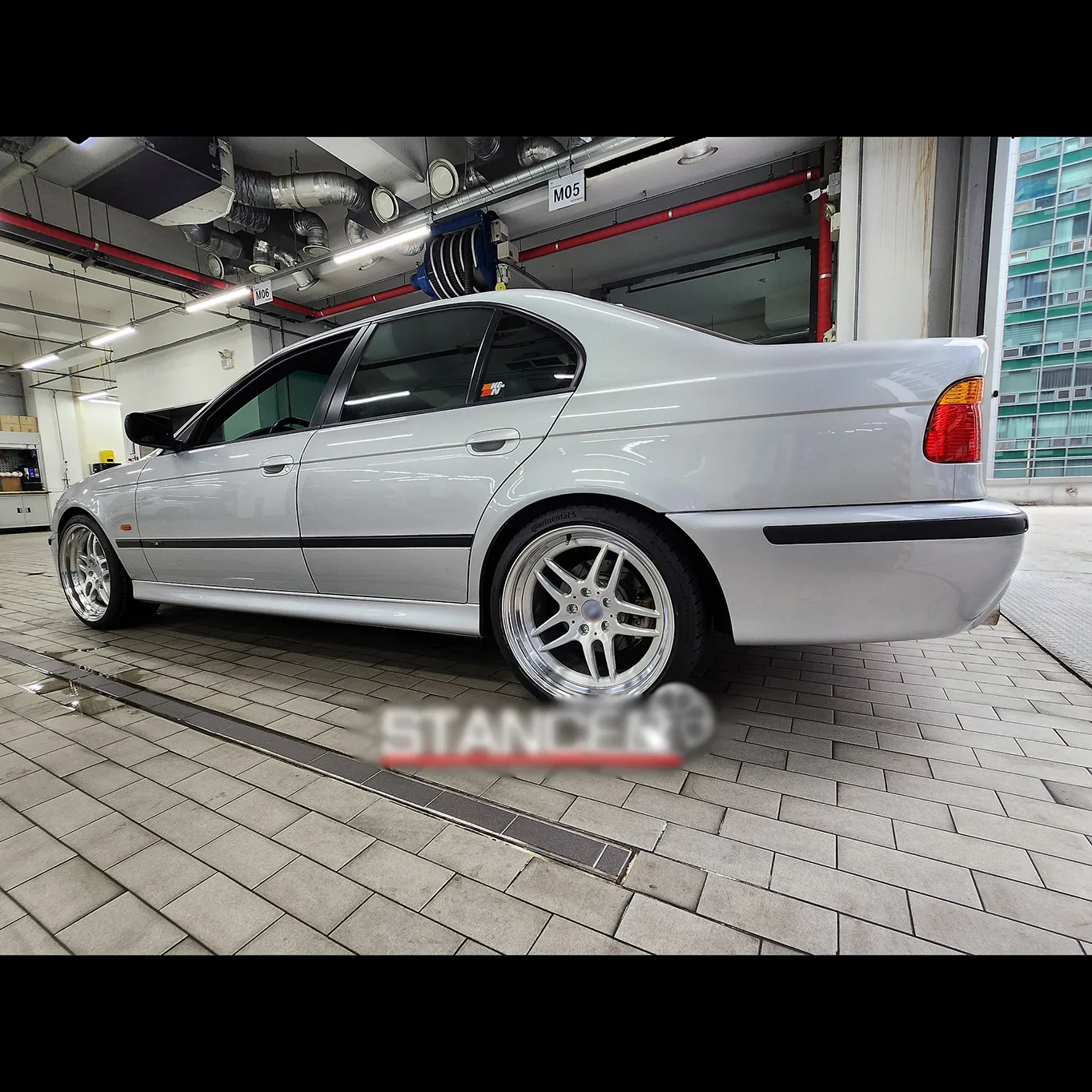BMW 530 F chassis - Custom forged 19-inch wheels - Color Brushed + Polished center disc