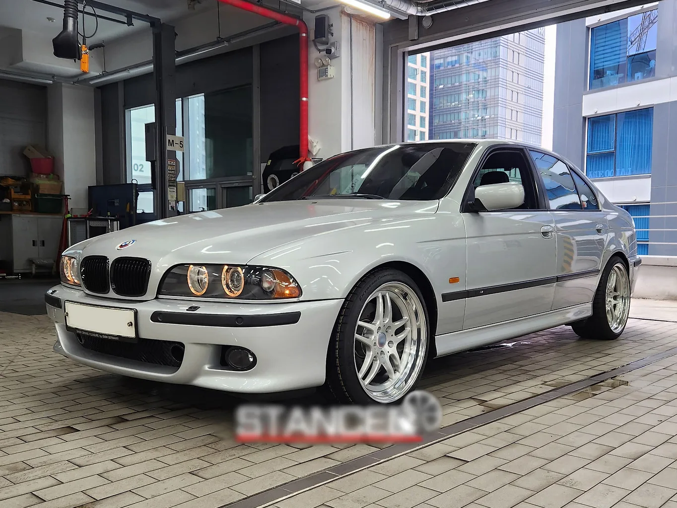 BMW 530 F chassis – Custom forged 19-inch wheels – Color Brushed + Polished center disc