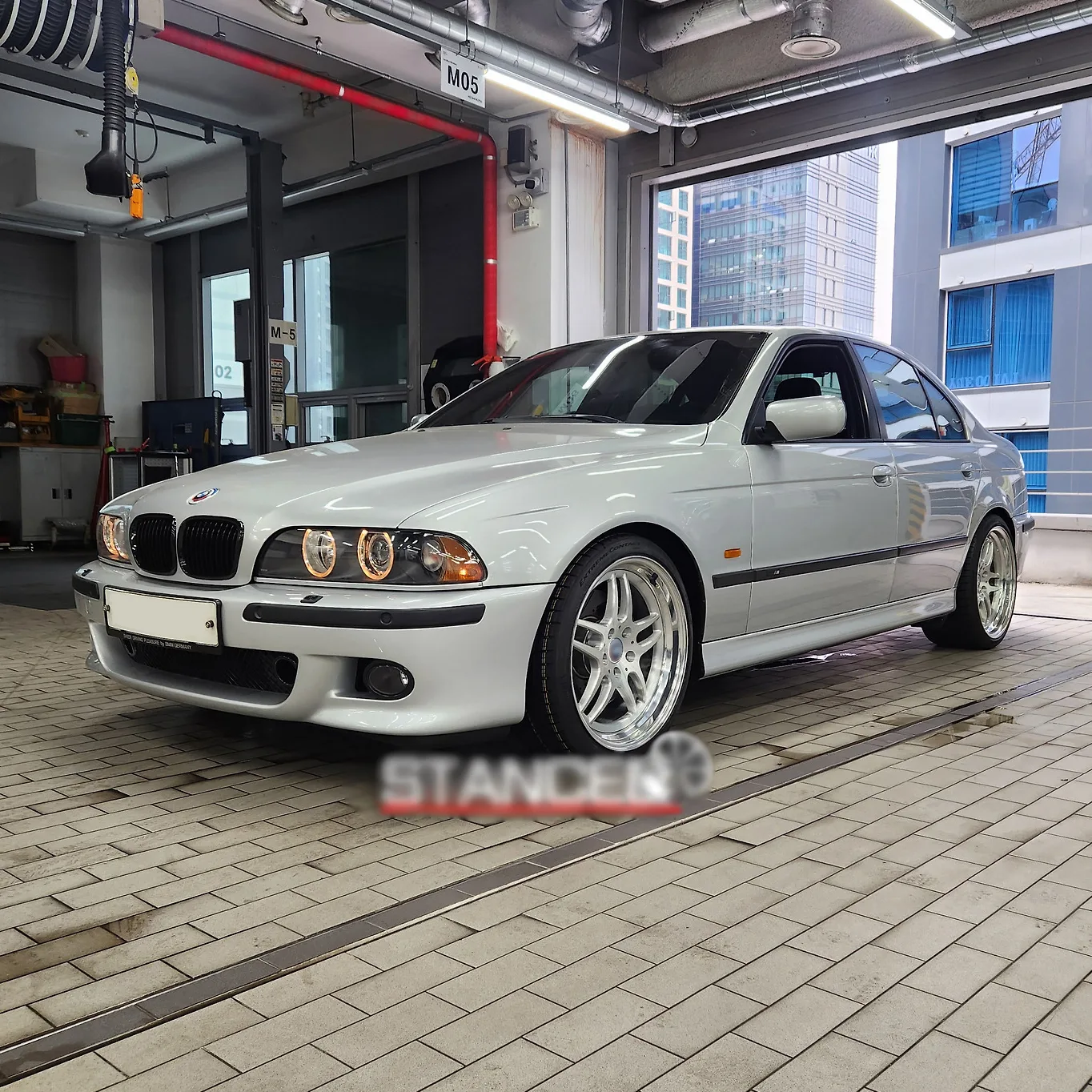 BMW 530 F chassis - Custom forged 19-inch wheels - Color Brushed + Polished center disc