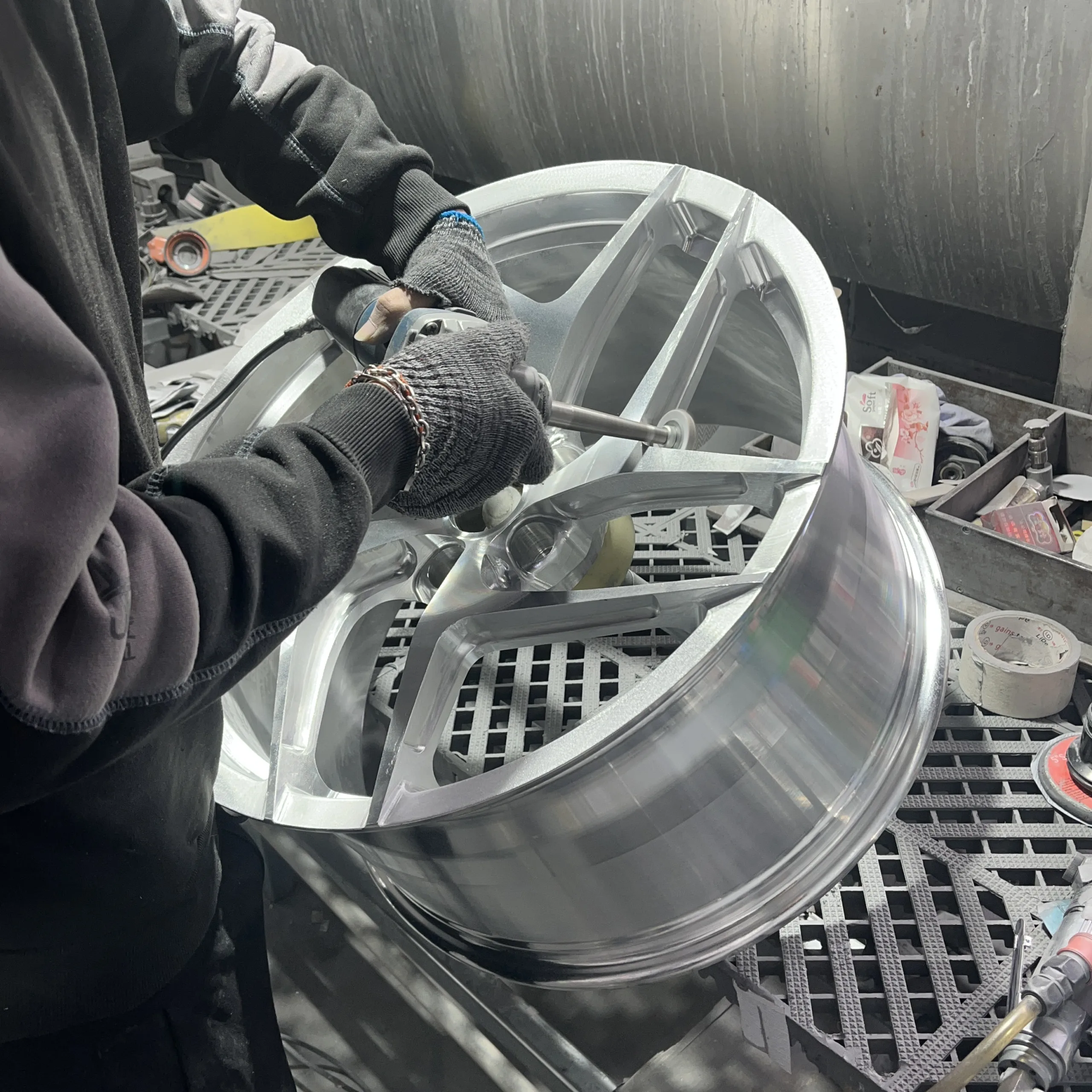 forged wheels Factory-Forged wheel hubs are being polished. forged wheels Factory Forged wheel hubs are being polished 1 scaled