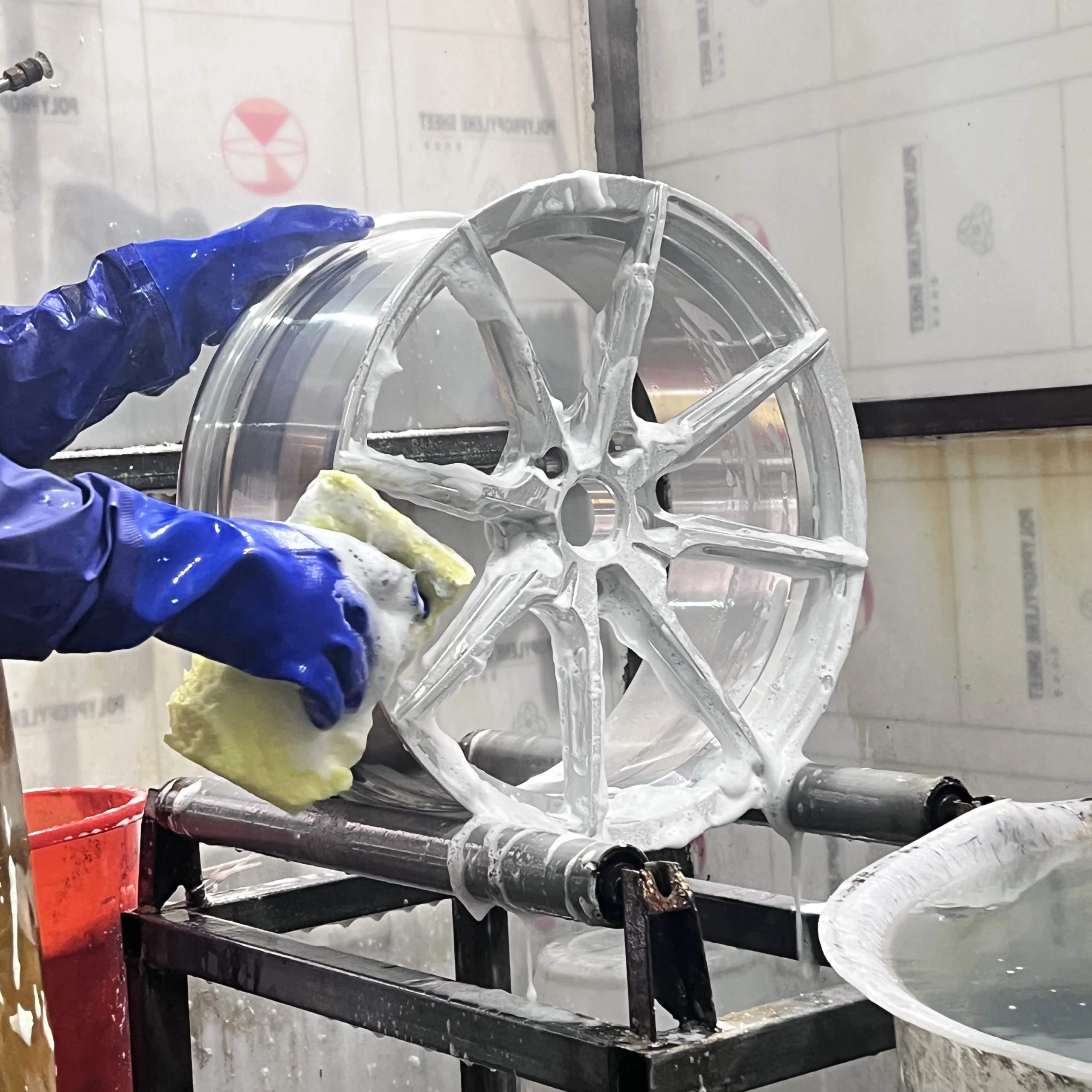forged wheels Factory -Forged wheel hubs are being processed and washed. forged wheels Factory Forged wheel hubs are being processed and washed scaled